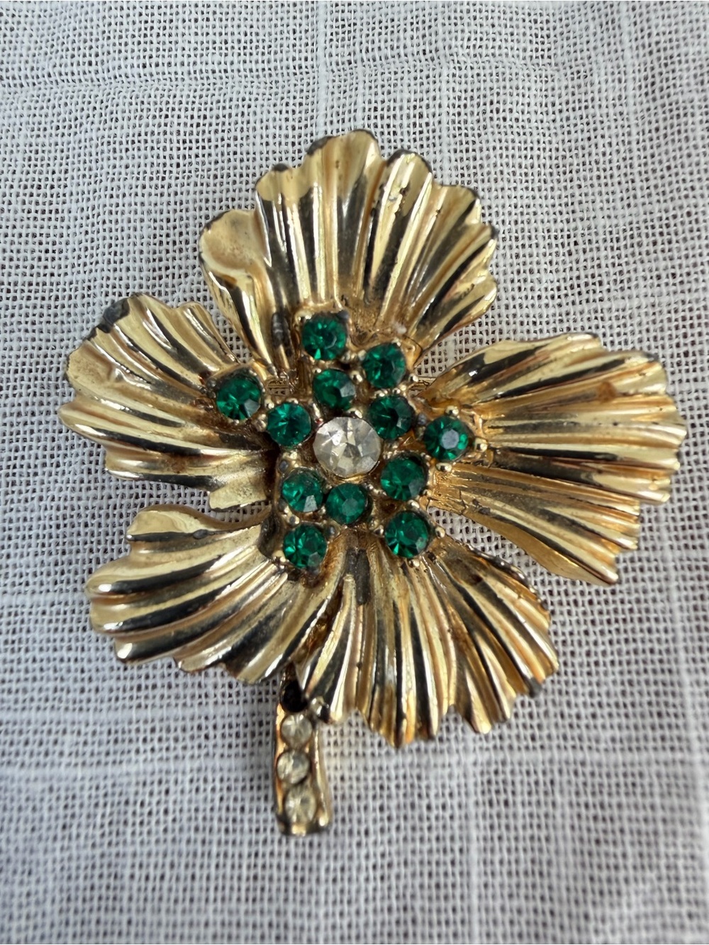 Vintage Gold Tone Ribbed Flower Brooch Emerald Green Rhinestone Center Pin